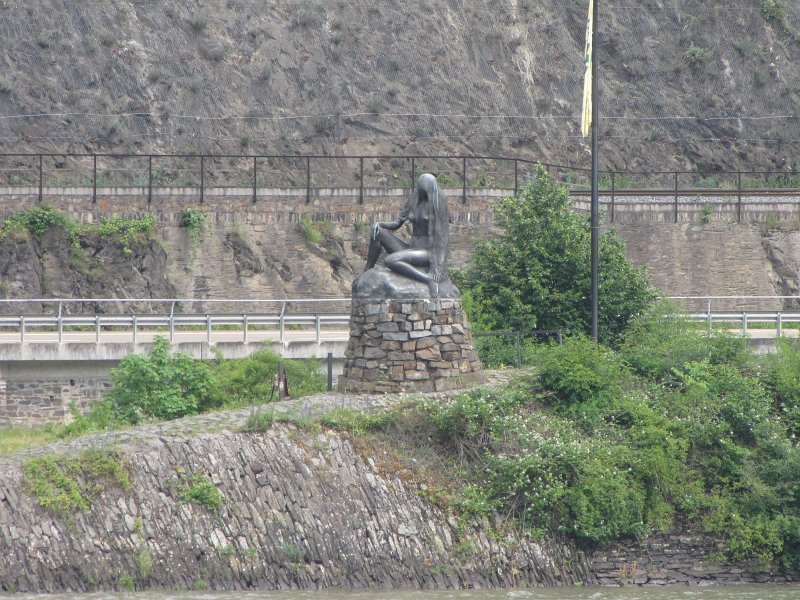loreley beeld.jpg - Aan de voet van de rots staat een beeld van de Loreley.